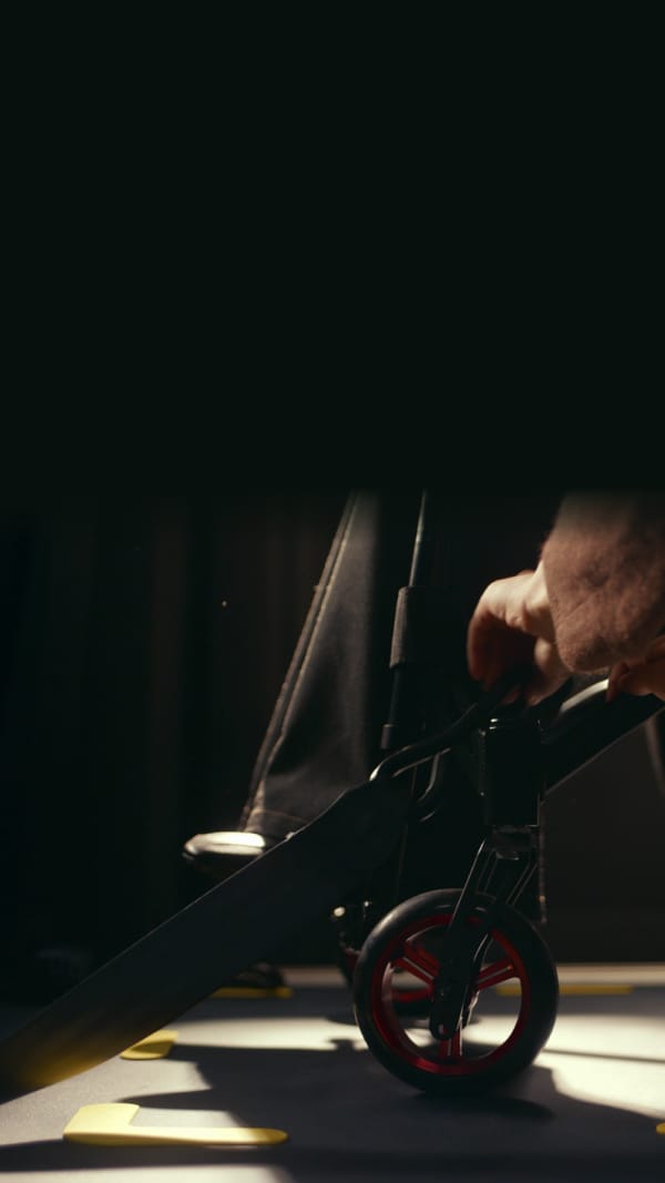 Rollstuhl im Kia WAV mit vorderem und hinterem Rückhaltesystem für eine stabile und sichere Fahrt gesichert.